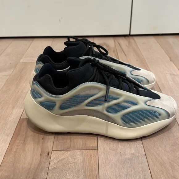 Yeezy 370 - Picture 5 of 6